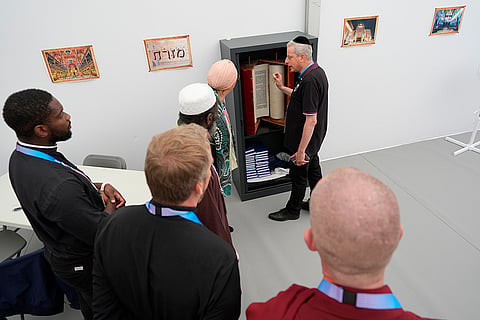 Rabbi shows the Torah to Muslim representative